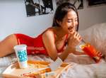 泰國嫩模寫真美圖《麥當勞女孩》你們能不能接受妹子在床上吃東西呢? 泰國嫩模寫真美圖《麥當勞女孩》你們能不能接受妹子在床上吃東西呢?