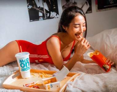 泰國嫩模寫真美圖《麥當勞女孩》你們能不能接受妹子在床上吃東西呢?