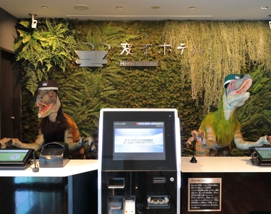太笨狂出包《日本豪斯登堡機器人飯店》故障率高還越幫越忙,老闆怒解雇半數機器人員工…