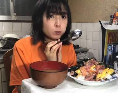 日本正妹廚師《岡奈なな子》用最樸素的方式拍攝日常料理影片給你看