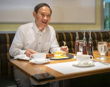 令和大叔再耍萌《菅義偉吃鬆餅》孤獨的美食家感滿滿的午茶照引發推特瘋傳❤