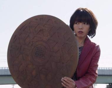 假面騎士ZI-O《人孔蓋最強武器說》大部分危機都能靠釋由美子的人孔蓋解決ww