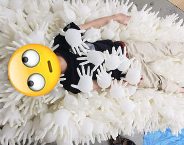 聽說很舒服?《用橡膠手套鋪成一張床》有點詭異但可以十指緊握這點我可以XD