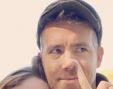 布蕾克萊芙莉祝《萊恩雷諾斯43歲生日快樂》這次又挑選了什麼醜照呢?