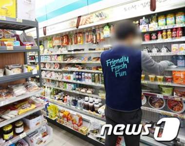 爭議話題《老闆半夜兩點傳訊息》只因為從監視畫面發現員工在...