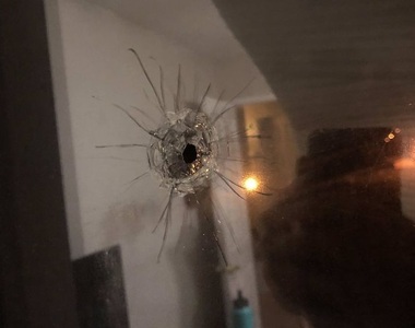 美國到底多危險《螢幕擋住流彈還能用》被螢幕救了一命呢...