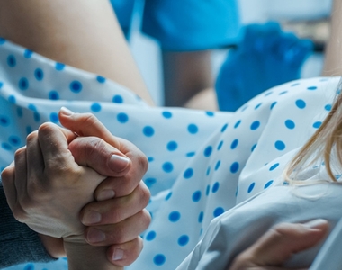 《只有本職才懂得恐怖職業真相》取出死胎時嬰兒的頭直接在眼前斷掉...