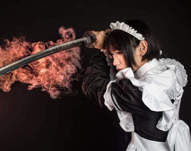 充滿危險的可愛《女僕拔刀術表演》推主精通各種兵器的武術、劍術表演