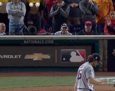 世界大賽無奇不有《網紅投手前露ㄋㄟㄋㄟ》這時候投手只看得到捕手手套吧...