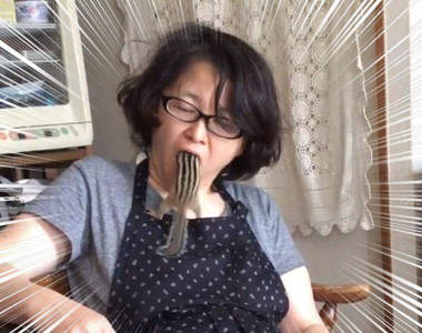 《媽媽嘴裡的松鼠》不顧媽媽哀號瘋狂往嘴裡鑽的松鼠,原來是為了...ww