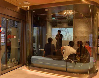日本KTV《透明包廂》超有開放感的熱唱空間，還有全力為你炒熱氣氛的店員ww