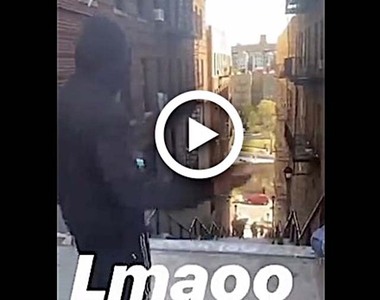 小丑樓梯爆紅《居民對朝聖影迷投擲雞蛋》大喊著「這裡不是觀光客來的地方,你們又不花錢」