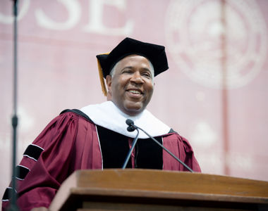 富翁畢業典禮上宣布《幫所有畢業生付學貸》是真實生活中的東尼史塔克嗎...