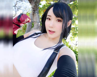 胸部夾珍奶《澁谷果步cos蒂法》J罩杯的威力那件T恤快被撐破了