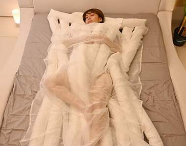 理解不能《睡眠用烏龍麵》用麵條取代枕頭棉被的新型寢具(?)