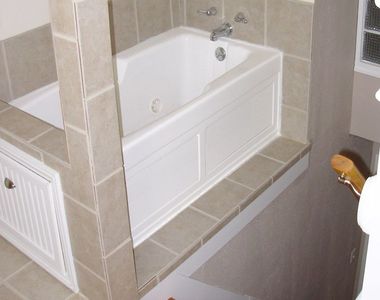 連房地產專員都傻眼《奇葩室內設計》放在樓梯口的浴缸到底代表什麼...