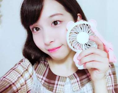 日本妹子流行《跟手持電風扇一起拍照》夏天降溫小物也變成了一種搭配了呢