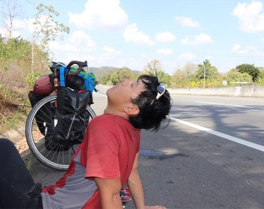 《老師辭職環遊世界》想藉著親身經歷教學生 騎腳踏車到秘魯出車禍身亡……