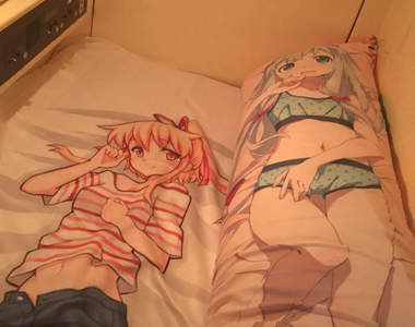 男性專用《痛膠囊旅館》等身大二次元美少女抱枕伴你一夜好眠ww