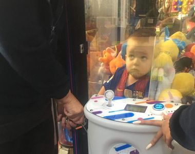 調皮底迪《從取物口爬進夾娃娃機裡》被救時一臉「怎麼不是把我夾出來」的表情