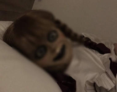 《安娜貝爾陪睡記》與安娜貝爾在飯店共度一夜的勇者公開當晚畫面...