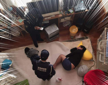 超恐怖《睡醒家裡多了一個大叔》而且還爽躺別人家香蕉抱枕上...