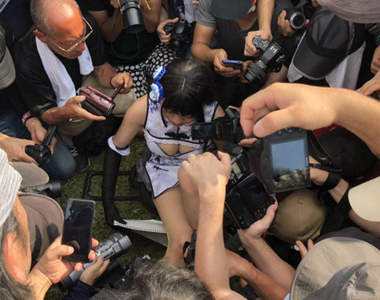 C96《中國Coser遭性騷擾》無視Coser反抗包圍攝影,甚至還有鏡頭伸進裙內!?