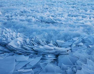 超美《密西根湖面佈滿碎冰》簡直像冰雪女王艾莎走過一樣