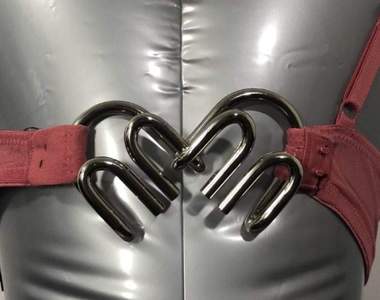 哪個天才想的《在奶罩上裝九連環》內衣扣上裝智力遊戲裝置到底是要逼死誰