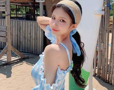 敲漂亮《日本正妹asaki》像洋娃娃般的可愛臉蛋更別說那雙美長腿~阿嘶