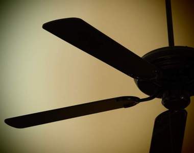 糗事分享《昏暗的臥室燈》整整六年以為燈壞了捨不得換結沒想到...