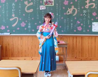 《日本小學女生新流行》穿「袴 」參加畢業典禮,增加父母經濟負擔引發爭議?