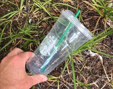 不一樣的曬照風潮《順手撿垃圾IG》網美曬打卡景點他曬順手撿垃圾照片