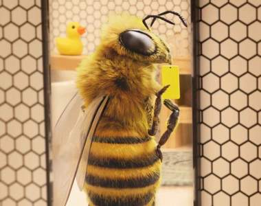 《IG上的蜜蜂明星》網美的日常少不了什麼，享受、乳溝跟工作這三大要素啊