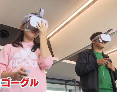 《VR受害體驗》變態跟蹤狂專挑不專心走路的人 聽音樂滑手機最容易成為目標……