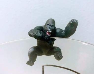 奇譚俱樂部《杯緣大猩猩》各種搞笑姿勢就是要轉來掛滿整個杯子