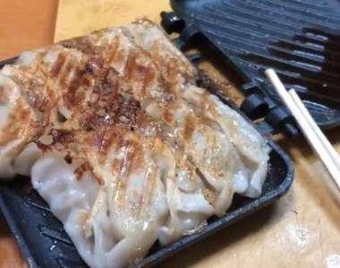 日網友用《熱壓吐司機做煎餃》兩百萬超高瀏覽率就知道有多少人流口水惹