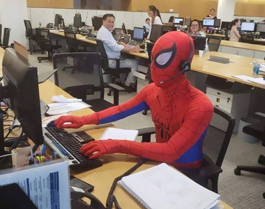 《銀行員工離職日Cos蜘蛛人上班》還到處發糖果搞得像是新住戶一樣w