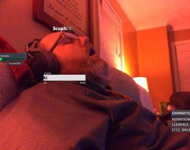 網路話題《因為睡著爆紅的實況主》平常認真開播還沒這麼多人看欸到底w