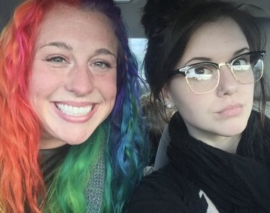 畫風差異超極端的兩姊妹 但是這不影響她們感情好