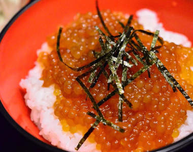 日本連鎖蕎麥麵店推出《漬珍珠丼》等同默許偽鮭魚卵的破天荒新品