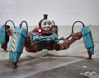 殺戮機器《湯瑪士小火車魔改造》靈活的動作外加眼睛還會動是想要嚇死誰