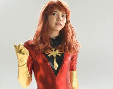 知名coserえなこ變身《X戰警:黑鳳凰》那套衣服怎麼跟吉翁的軍服這麼像XD