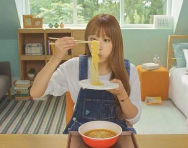 白衣控的救贖《吃泡麵時防止濺到衣服的方法》這下可以痛快吃不綁手綁腳啦~