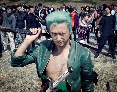 【有片】《航海王真人版》海賊王徵到夥伴啦~索隆使出三刀流 1對104人秒殺