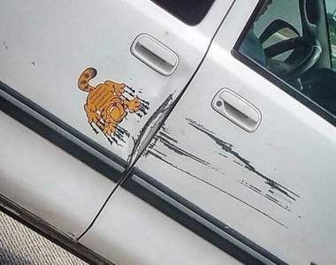 誰說車刮傷了一定要修?《刮傷藝術》把這些傷痕變成藝術的一種也不錯