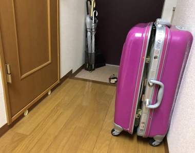 《行李箱監禁事件》推民的親身經歷告訴你行李箱放在廁所前的危險性...