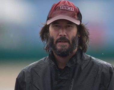 《基努李維傳說+1》跟乘客一起困在飛機場 跟乘客一起搭巴士