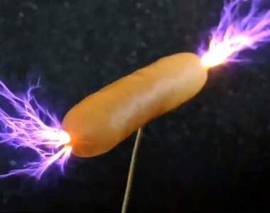 《特斯拉線圈做料理》香腸發出紫色閃電奇景,吃起來口感比較不一樣嗎?