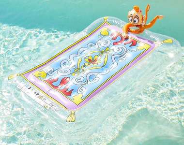 日本讓魔法飛毯成真了《飛毯游泳圈》不能飛不過能漂也夠接近了...